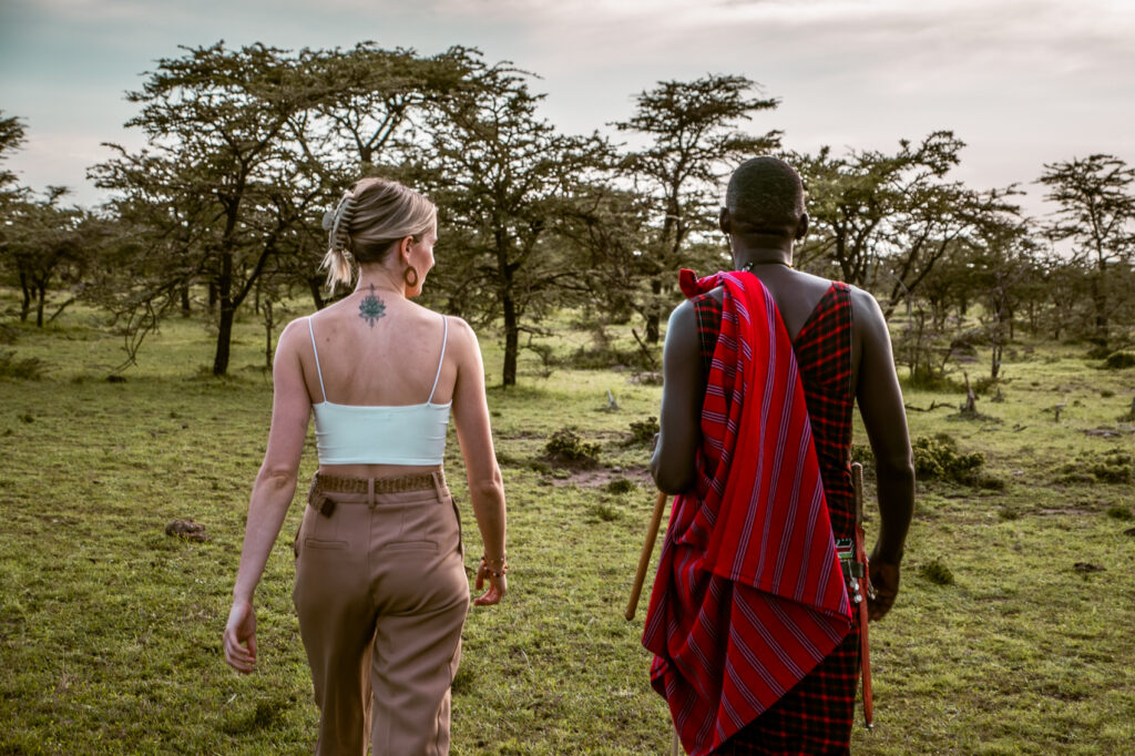 IM_KE_MAR_Walking safari_Maasai and client