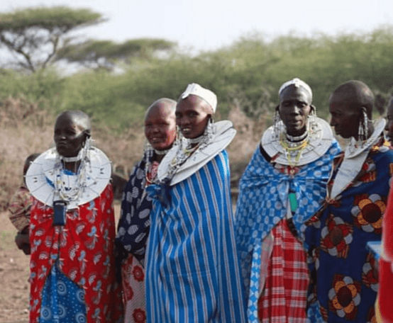 Farbenfroh gekleidete Frauen des Massai Stammes in Tansania