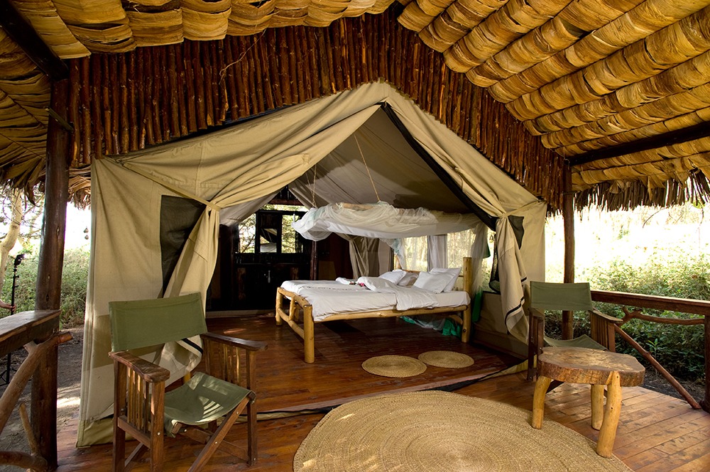 Offenes Zelt mit Bett und Veranda beim Moivaro Migunga Tented Camp bei Lake Manyara in Tanaania