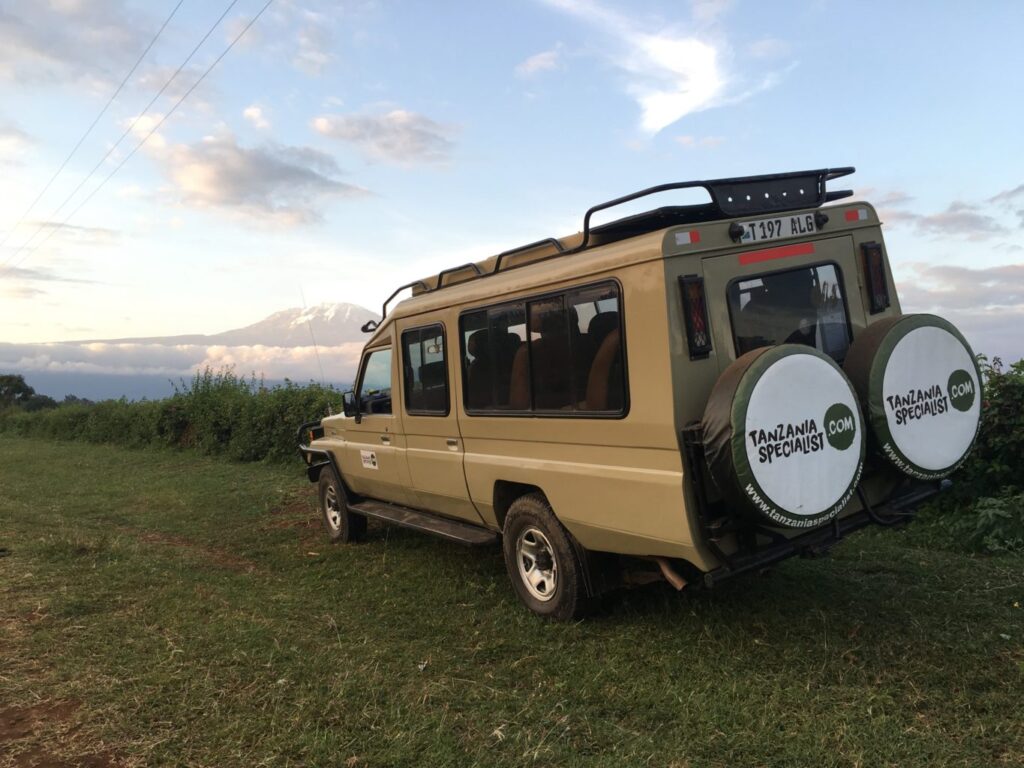Eigner Safari Jeep von Tanzania Specialist in tansanischer Landschaft