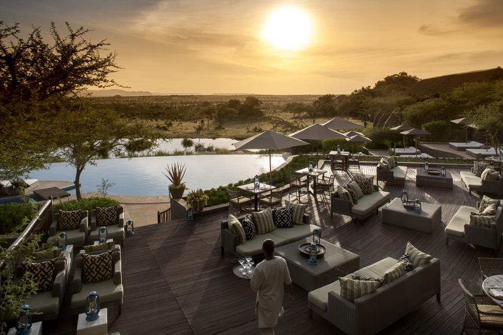 Pool mit Liegestühlen und Loungesesseln beimFour Seasons Safari Lodge in der Serengeti