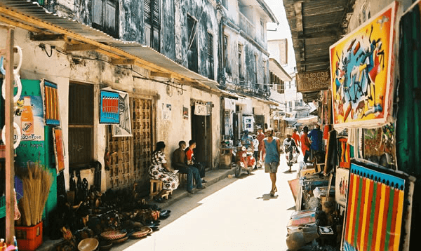 Typische kleine Gasse mit lokalen Geschäften in der Innenstadt von Stone Town auf Sansibar