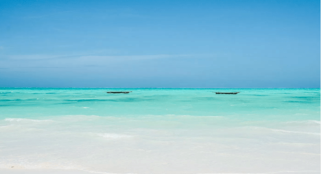 Wunderschöner Strand von Jambiani mit klarem türkis-grünem Wasser