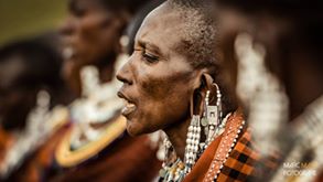 Massai Frau mit Ohrringen und traditioneller Kleidung in Tansania