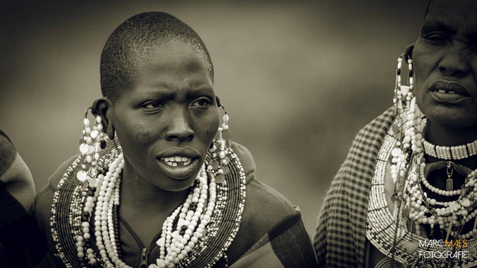Massai Frauen mit auffälligem Ohr-und Halsschmuck in Tansania
