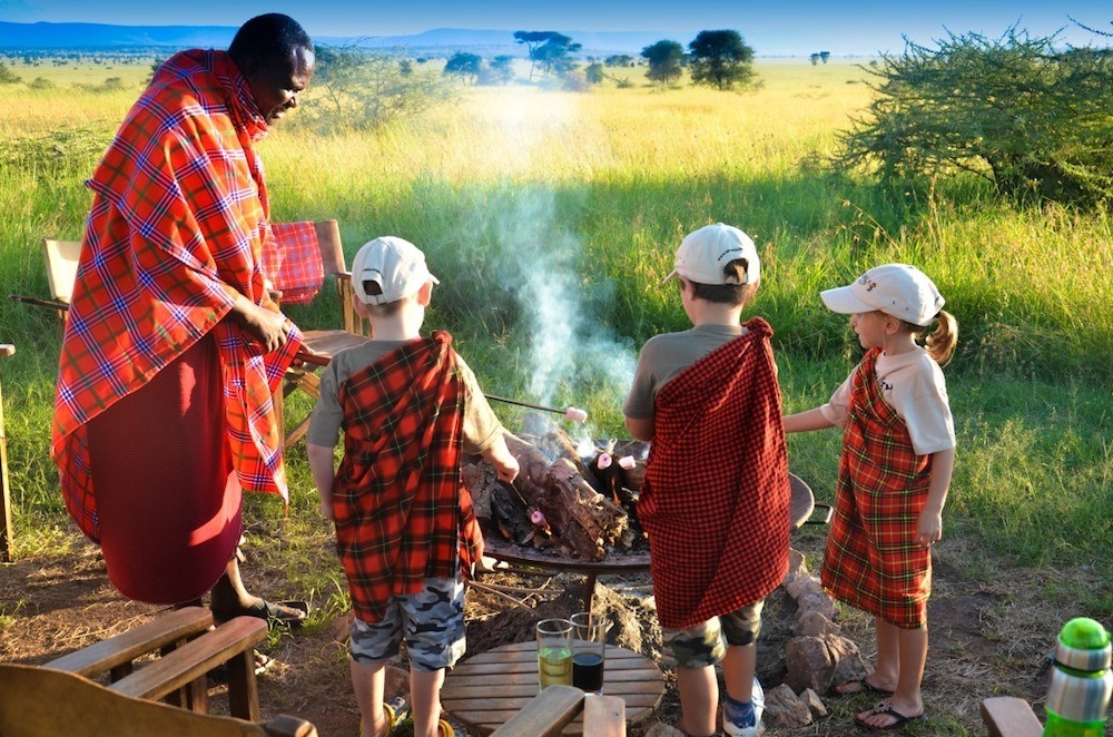 Kinder beim BBQ im Busch auf Safari in Tansania