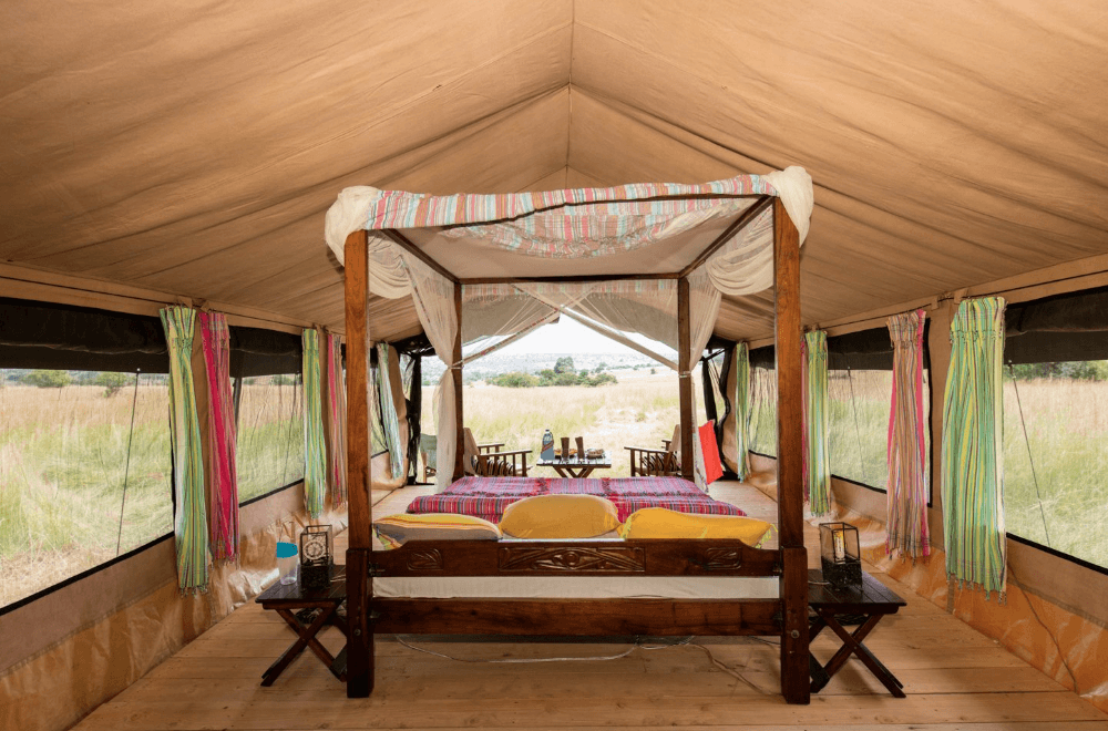 Zelt mit Doppelbett und schöner Aussicht im Tingitana Wilderness Camp in der Serengeti