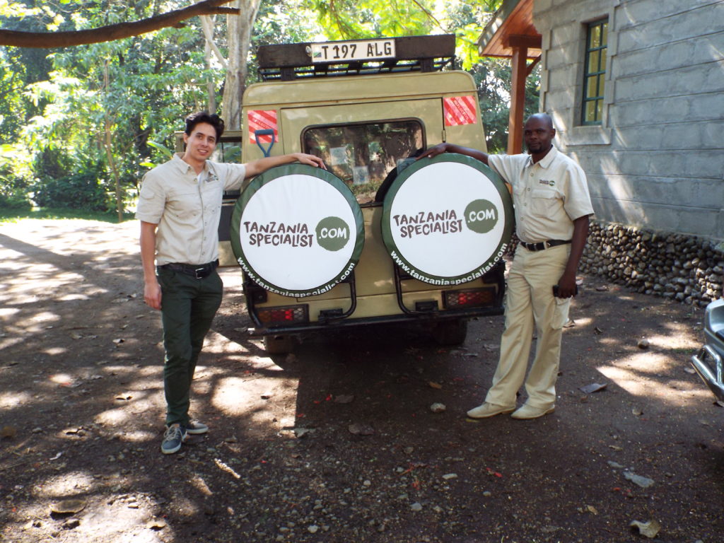 Robbin und Epimark von Tanzania Specialist neben einer der hauseigenen Safari Jeeps