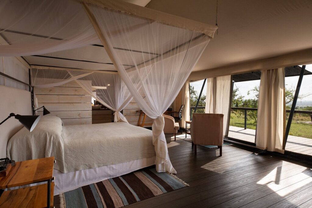 Safari-Lodge Zimmer luxuriöses Zelt mit Himmelbett und Ausblick
