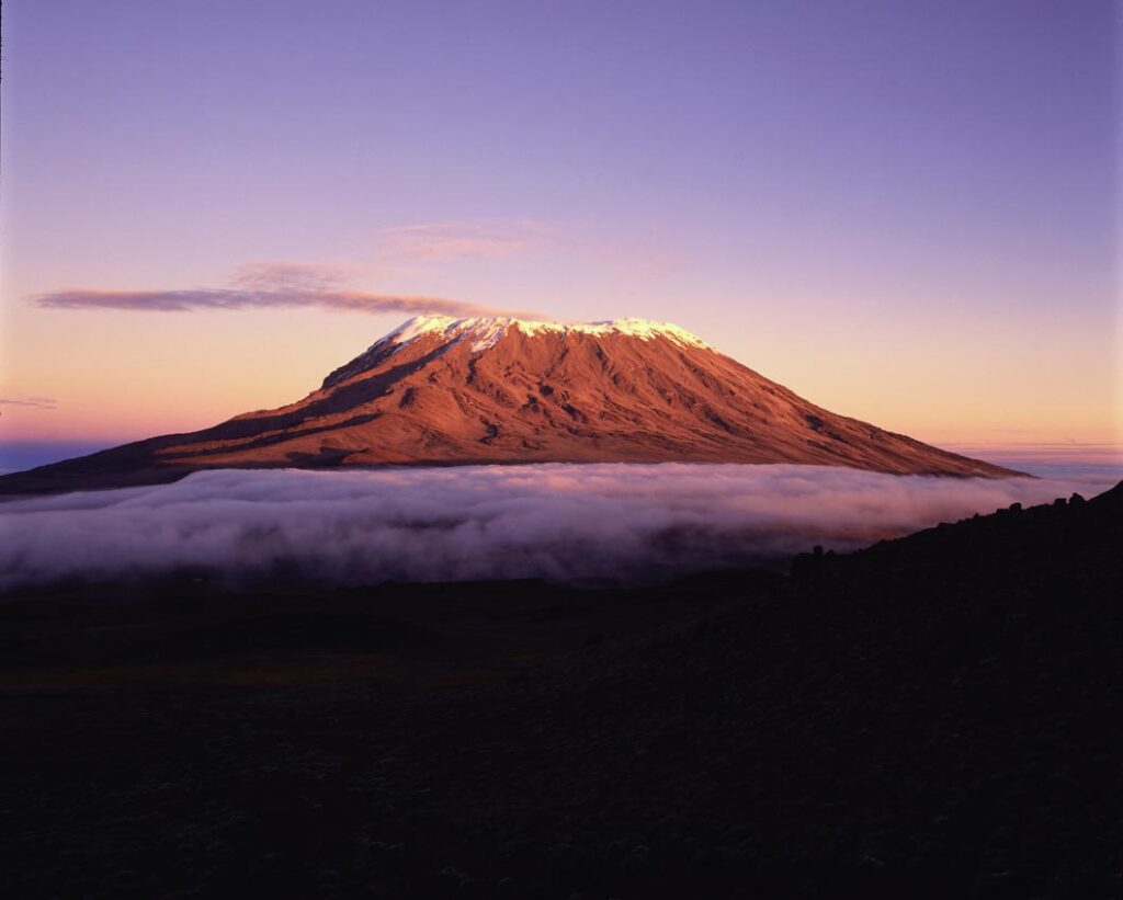 Kilimandscharo Berg mit weißem Gipfel und Wolken