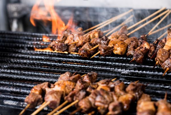 Mishkaki Fleischspieße auf Grill mit Feuer