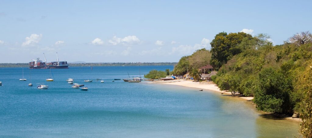 Blaues Meer, Strand, Schiffe und Bäume