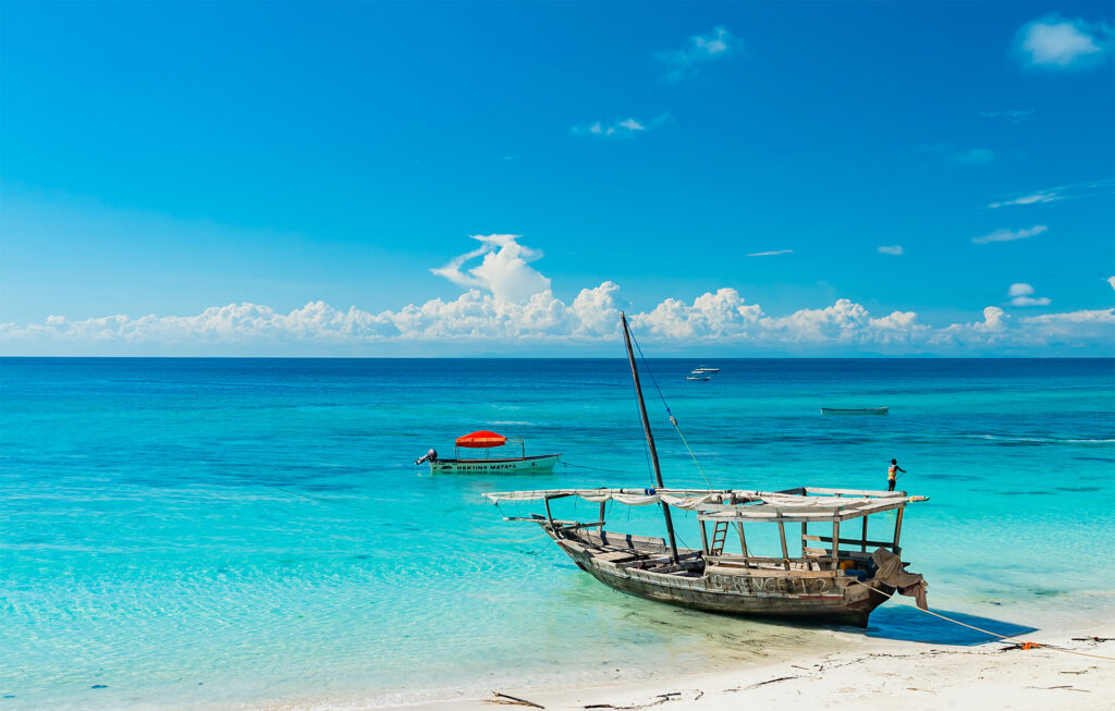 Boot am Strand der Insel Sansibar