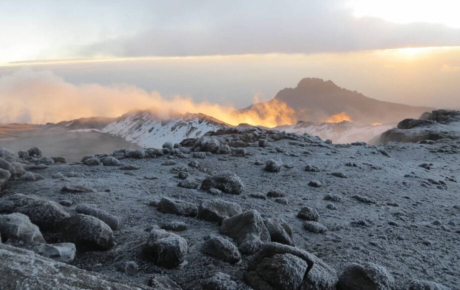 Bergige Landschaft mit Felsen, Wolken und Bergen
