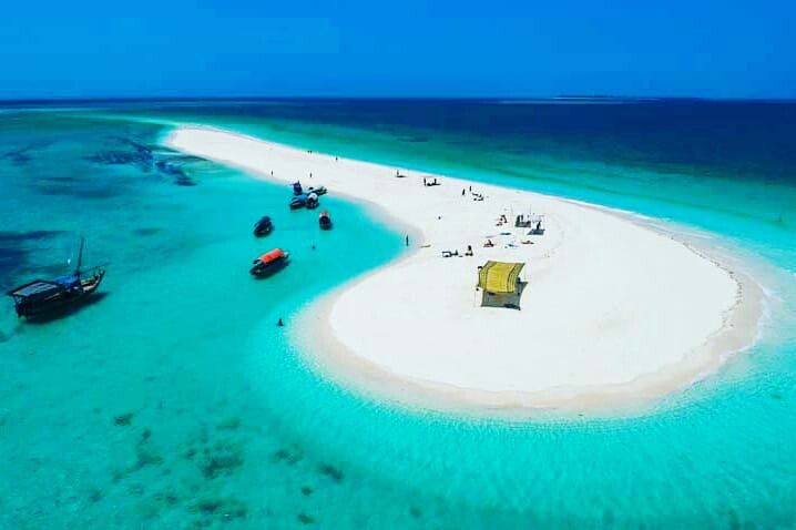 Nakupenda Sandbank im Indischen Ozean mit Booten