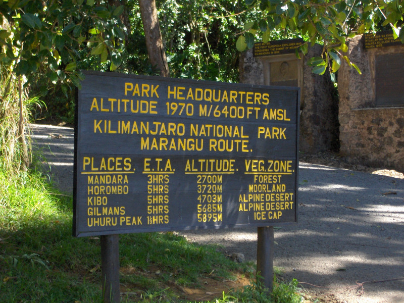 Marangu Route, Tag 1/5: Marangu Gate (1.830 m) – Mandara Huts (2.700 m)