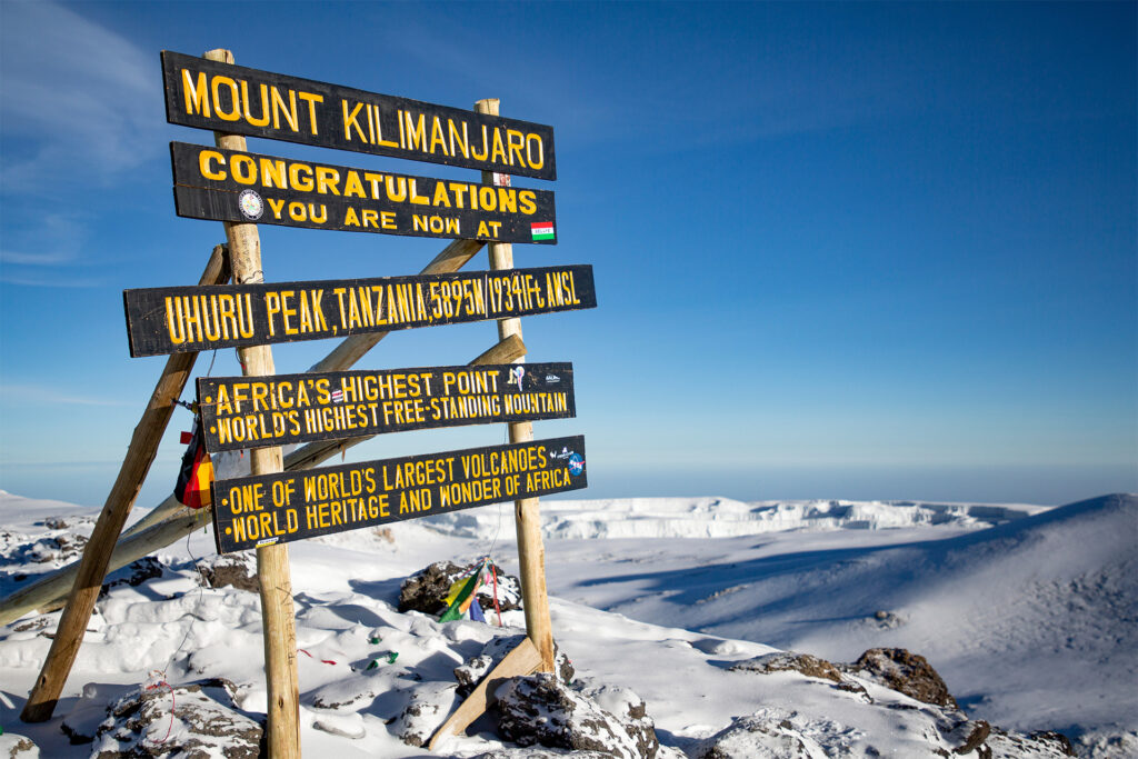 Verschneiter Gipfel des Kilimandscharo in Tansania