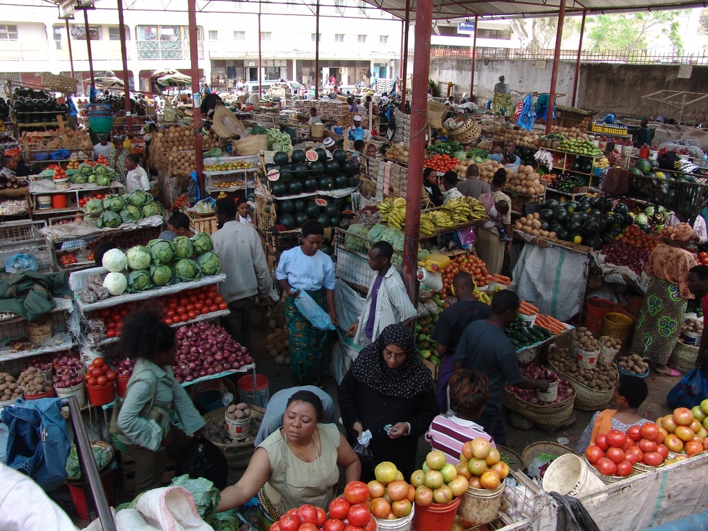 Markt in Arusha mit Obst und Gemüse und vielen Menschen