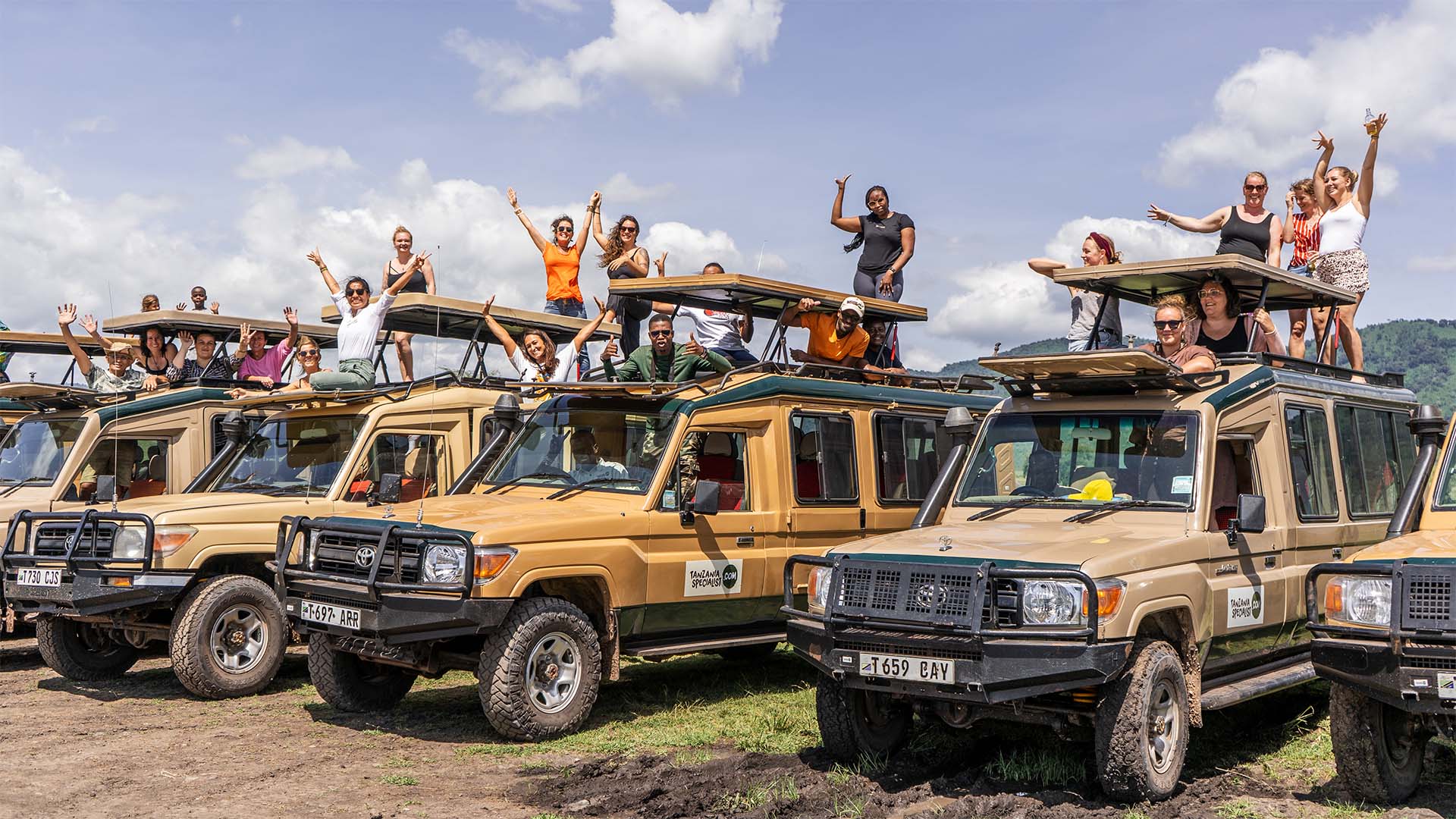 Mehrere Personen auf Jeeps