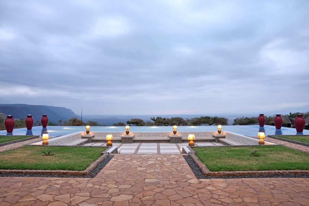 Terrasse mit Grünfläche und Pool am Lake Manyara