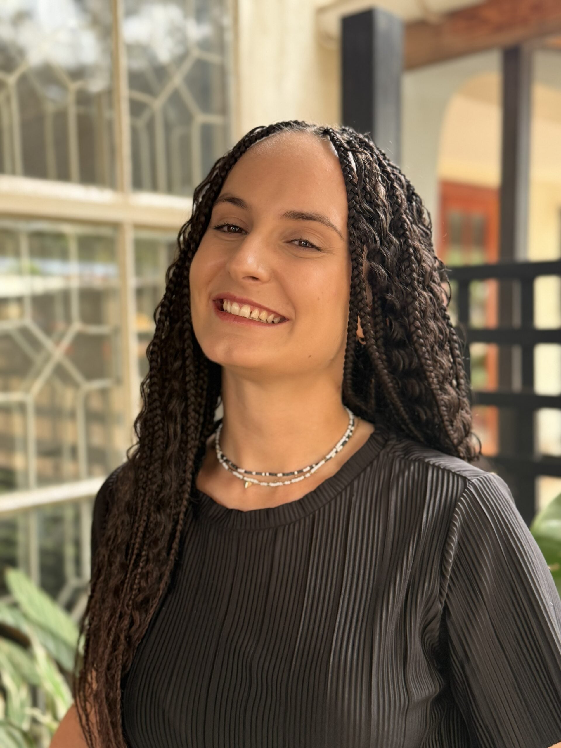 Romina von Tanzania Specialist lächelt in die Kamera. Sie engagiert sich für die Daisy Daycare in Arusha, Tansania.
