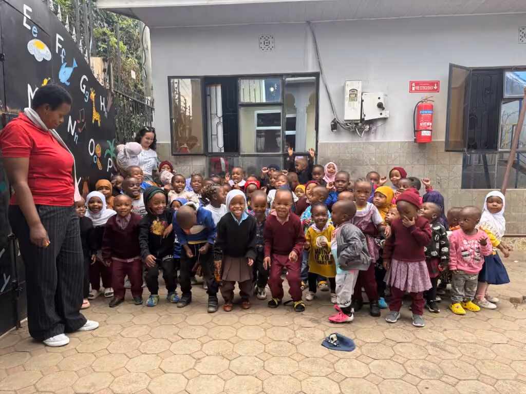 Daisy Daycare in Arusha mit vielen Kindern in einer Gruppe und einer Lehrerin